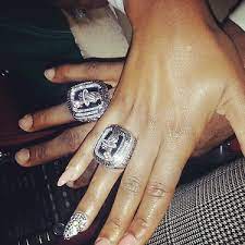 Lebron james was spotted using a phone during the 2020 championship rings ceremony. Lebron James Savannah Brinson His And Her Nba Championship Ring Welcome To Kollegekidd Com