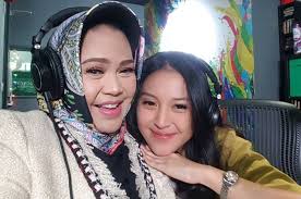 Последние твиты от hetty koes endang (@endang93531976). Menawan 8 Potret Anak Hetty Koes Endang Afifah Yusuf Yang Juga Jago Nyanyi Semua Halaman Cewekbanget