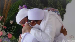 علي صالح محمد علي جابر‎) atau yang lebih dikenal dengan syekh ali jaber (lahir di madinah, 3 februari 1976; Kisah Manis Akbar Viral Ngaji Di Trotoar Lalu Diasuh Syekh Ali Jaber