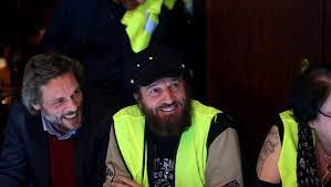 Francis lalanne n'est plus le loup solitaire qu'on aurait pu croire depuis sa séparation avec stella sulak, en 2010. Francis Lalanne Appelle L Armee A Renverser Emmanuel Macron Ce Que Risque Le Chanteur Ladepeche Fr