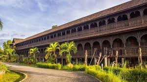 Rumah adat ini masih sama dengan rumah adat pada umumnya yaitu bergaya panggung, namun rumah adat lamin memiliki aula yang sangat besar bahkan bisa mencapai 300 meter. Inilah 6 Keunikan Rumah Adat Lamin Yang Mengagumkan