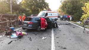 În urma incidentului, o persoană a murit și alte cinci au fost rănite, potrivit g4media.ro.traficul a fost reluat pe ambele sensuri, după ce timp de zeci de minute circulația a fost blocată între județele sibiu și vâlcea. Doi Oameni Au Murit Intr Un Accident Pe Valea Oltului Europa Fm