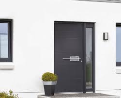 Intérieur de couloir de maison rustique avec escaliers en bois et table basse de meubles, étagère, bibliothèque, canapé et fauteuil avec des plantes en pot. Changer De Porte D Entree 7 Idees Design Carnets De Tendances Storistes De France