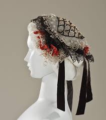 Lacma Collections Online English Woman S Bonnet Fanchon C 1860 Linen Net With Lace Silk Velt Ribbon Faux Pearl Abbigliamento Storico Cappelli Copricapo