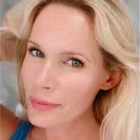 Andrea Wallenburg's Instagram, Twitter & Facebook