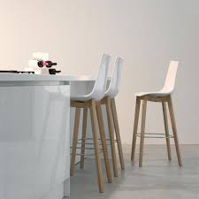 Las sillas altas son perfectas para ser colocadas junto a una barra americana u office alto, y tomar así un desayuno o merienda rápida en la cocina. Natural Zebra Taburete De Diseno De Policarbonato Y Madera Centrosilla Taburetes Cocina Taburetes Diseno Sillas Cocina