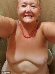 Fett Oma Mit Rot Haar valgasmic Ausgesetzt Nimmt Nackt selfies bei Home bei  XXX Oma .me