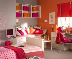 Stripes, checks, and mural designs are also known to work. 20 Teenage Girl Bedroom Decorating Ideas Hubpages