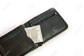 コンドームは財布やスーツケースを使用する準備ができてを運ぶの写真素材・画像素材 Image 23831083