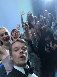 Sophie turner by gotty · may 22, 2019. Game Of Thrones Emilia Clarke Sophie Turner And Maisie Williams Reunite For Fun Selfie Backstage