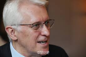 Interview] Australian political philosopher Tim Dunlop suggests 'UBI to  Data Labourers'