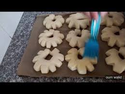 كعك تقليدي مع طريقة خاصة في تحضير الخميرة واالياوورت Cake Traditionnel Youtube Croissants Cake Jam