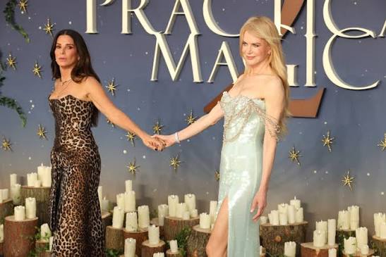 📸: Nicole Kidman e Sandra Bullock na premiere europeia de Practical Magic 2, realizada no Odeon Luxe Leicester Square, em Londres, nesta quarta-feira, 26 de agosto.