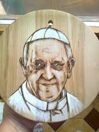 pirografia di papa Francesco su tondo con colore