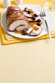 La pancetta e la coppa vengono prima di tutto rifilate e conciate, cioè impastate con sale, pepe e altre spezie o aromi. Arrosto In Camicia Di Pancetta Alle Olive Sale Pepe