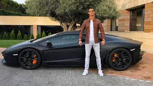 Noi di premio dovremmo conferirne un altro, quello del garage d'oro, visto che il calciatore può vantare almeno 6 auto splendide che brillano per prestazioni e per design. Ein Anderer Vergleich Beim Auto Hat Ronaldo Die Nase Vor Messi Kurier At