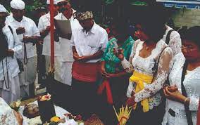Thirumanam bermaksud pernyataan atau ikatan suci melalui perkahwinan antara pasangan suami isteri agar kekal hingga ke akhir hayat. Begini Tahapan Upacara Kremasi Umat Hindu