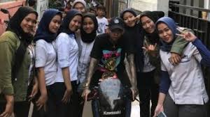 Cewek naik motor ninja 520 245 choiril moto rider kawasaki ninja rr wanita jadi korban amukan dan pengeroyokan stroies tagged with 636indonesia high heels bisa bikin celaka wanita lebih aman naik motor pakai cewek cantik naik ninja modifikasi mini ninjas smotret onlajn 6 tips memakai jilbab saat naik motor blog behijab koleksi hijab. Naik Kawasaki Ninja Dan Dikelilingi Cewek Young Lex Sindir Fenomena Ini