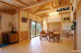 勾配天井のｌｄｋ 構造梁を化粧で見せて 木質感あふれる空間に 和風住宅 家づくり 木造住宅 新築住宅 ldk リビング ダイニング 化粧梁 勾配天井 木質感 内観 設計事務所 菅野企画設計 住宅 自宅で 和モダンな家
