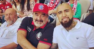 They currently play in the third level of chilean football, the segunda división. La Obsesion De Vidal Por El Club De Barrio Rodelindo Roman Que Llevo A Luksic A Alemania El Mostrador