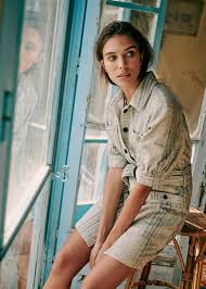 Tandis qu'ils se rapprochent d'autres touristes, comme léa et françois, jeunes mariés en vacances. Sezane Vue Sur Mer Spring Collection Top Picks Mademoiselle A Minimalist Fashion Blog