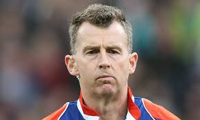 Gay rugby referee Nigel Owens urges Israel Folau to apologise