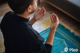 Melibatkan tuhan dalam meraih keinginan. 7 Doa Agar Diterima Kerja Menurut Islam Untuk Maksimalkan Ikhtiar