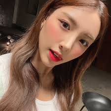 라잇썸은 큐브엔터테인먼트에서 3년여 만에 선보이는 8인조 걸그룹으로 '프로듀스48'에 출연했던 초원, 나영, 유정이 속해 화제를 모았다. í•œì´ˆì› Every Few Days My Han Chowon You Re My Star Gif