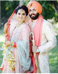 Cute Punjabi Couple In Pastels Indian Wedding Couple Photography Indian Wedding Pictures Punjabi Wedding Couple