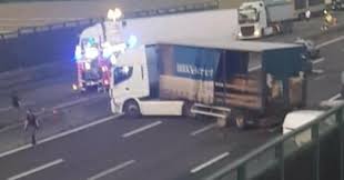 Chiodi a terra, sette auto e un tir incendiati sull'autostrada a1 tra lodi e milano, così una banda di. Apesxlmlzz6pym