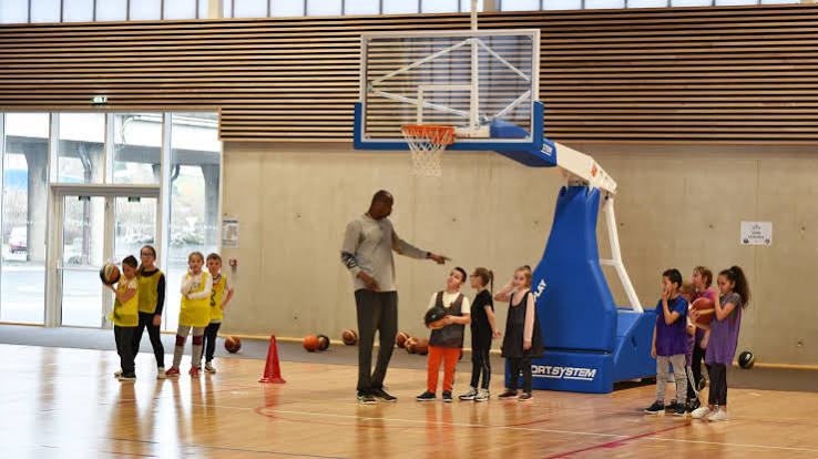 Des élèves du Boulonnais font du basket-ball en anglais !