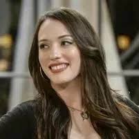 Centro de chat con IA: Personajes y perfil de Julian