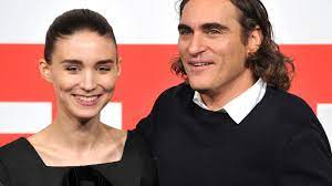 By kelby vera for dailymail.com. Rooney Mara Joaquin Phoenix Taufen Erstes Baby Auf Namen Seines Toten Bruders