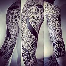 Resultado De Imagen De Black And White Neo Traditional Sleeve Tattoo Tatouage Japonais Tatouages Japonais Traditionnels Tatouage