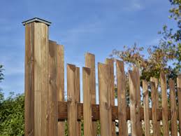 La clôture présentée ici est construite en bois. Epingle Sur Nos Panneaux Bois