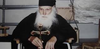 Θα κάνεις εργόχειρο, κάνεις ένα διακόνημα, μην αφήνεις την ευχούλα, γιατί και η ευχή σε θεοποιεί. Gerontas Efraim Katoynakiwths Opws Pane Ta Koykia Kai Opws Deixnei H Flaska Oyte Fetos Exei Lamprh Oyte Toy Xronoy Pasxa Pentapostagma
