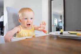 Bí quyết giúp ba mẹ xử trí khi bé hay ném đồ hung hăng
