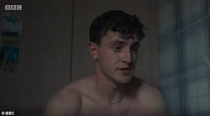 He is best known for his role as connell in the hulu and bbc three paul mescal was born on 2 february 1996, in maynooth, county kildare, ireland. Normale Menschen Star Paul Mescal Offenbart Seinen Versteigert Eine Seiner Beruhmten Ketten Aktuelle Boulevard Nachrichten Und Fotogalerien Zu Stars Sternchen