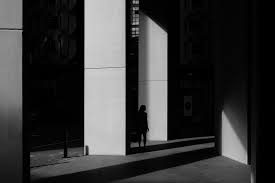 An image with high contrast will exhibit a full range of tones from black to white, with dark shadows and bright highlights. How To Shoot High Contrast Black And White Street Photography Zonefocus Net