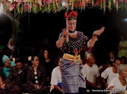 Dengan itu, tradisi ini dikekalkan dalam bentuk asal tanpa meninggalkan peningkatan yang terdapat di istana seperti pakaian yang berhias cantik. Sejarah Dan Asal Usul Tarian Mak Yong Sentiasa Panas