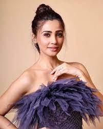 Access outlook mail, skype and bing search Daisy Shah On Facebook Live