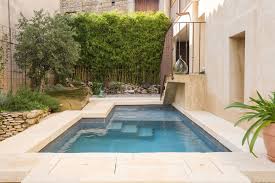 Terrasse avec piscine et aménagement de jardin avec plantes. Comment Amenager Un Petit Jardin Avec Une Mini Piscine Idees Piscine
