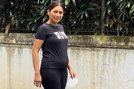 Kabar bahagia datang dari penyanyi tata janeeta. Potret Tata Janeeta Yang Hamil Anak Pertama