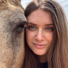 How do you beat these things 🤣 day 11, normal mode, and this thing just  spawned right outside the base. Brand new to the game so I have no idea  what I'm