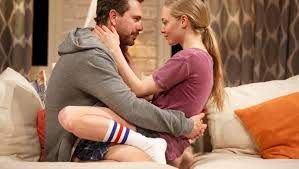 Amanda Seyfried engaged to costar Thomas Sadoski