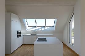 Moderne Kuche Mit Kucheninsel Und Dachschrage Einrichtungsideen Mehrfamilienhaus Schindele V Kuche Dachschrage Kuche Dachschrage Ideen Dekor Fur Kleine Raume