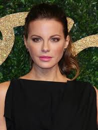 You may be thinking that although you have a fat face and/or a double chin that there are no hairstyles for you to rock. 45 Best Hairstyles For Over 40 With Round Face Trendy Hairstyles For Chubby Faces