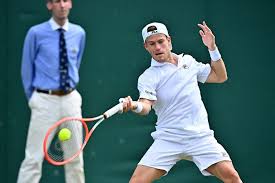 El argentino logró ante el francés benot paire una clara victoria en tres sets, en un partido que se jugó en dos días por la. Diego Schwartzman Marton Fucsovics El Peque Quedo Eliminado En La Tercera Rueda De Wimbledon La Nacion
