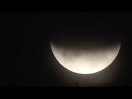 Der schatten des mondes streicht dabei über die erde, was nur bei neumond möglich ist. Zehntausende Bestaunen Sonnenfinsternis In Atacama Wuste Youtube