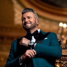 Designerul vestimentar este autorul a peste 60 de costume, masculine si feminine, lucrate manual in cadrul atelierului sau din bucuresti. CÄƒtÄƒlin Botezatu Facebook